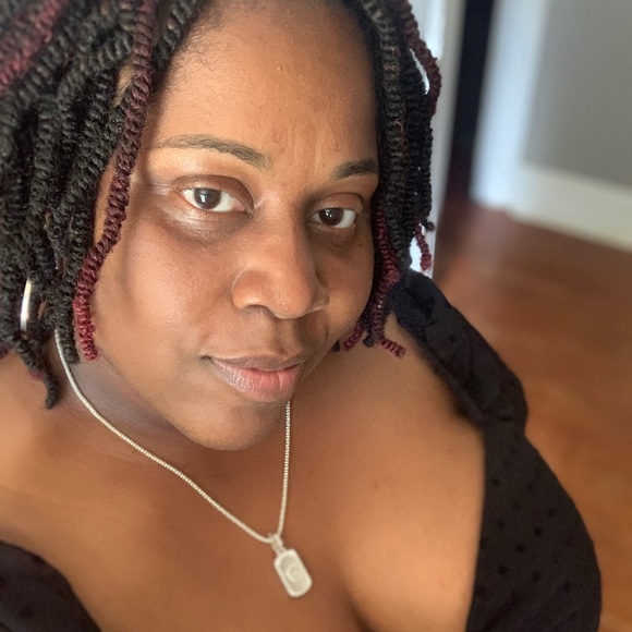 Meet your Posher, Cassandra - Picture 2 of 2